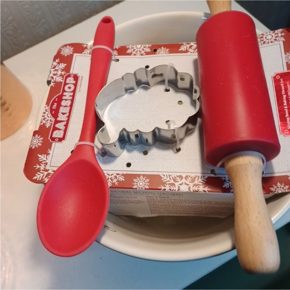 Festive Santa Mixing Bowl Set with Utensils - Picture 3 of 7